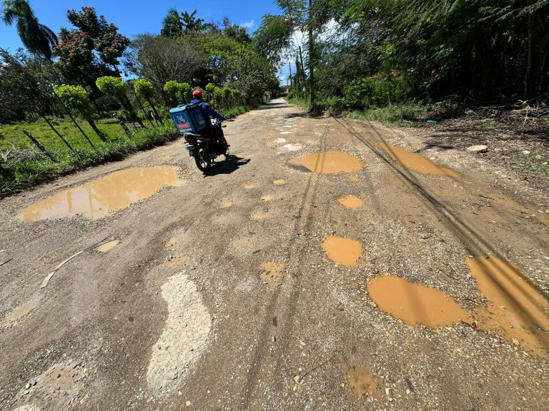 Turismo destinará fondos para asfalto en Sosúa ante deterioro crítico de calles