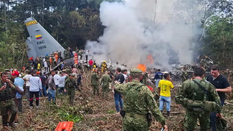 Suben a 8 los muertos y 83 los heridos tras accidente de avión militar en Colombia