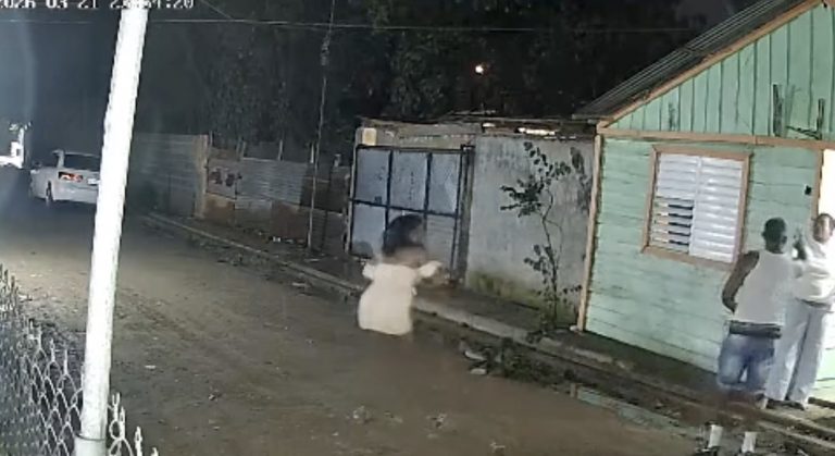 Hombre irrumpe en vivienda con arma blanca y agrede a mujer frente a menores en Santiago