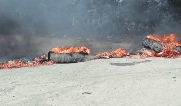 Protestan con quema de neumáticos en Navarrete por falta de agua tras inauguración de acueducto