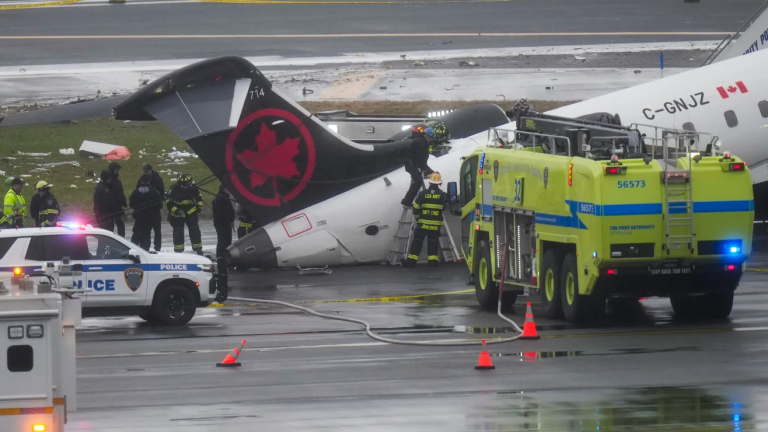 Milagro en tragedia en LaGuardia, Nueva York: azafata salió despedida del avión y sobrevivió