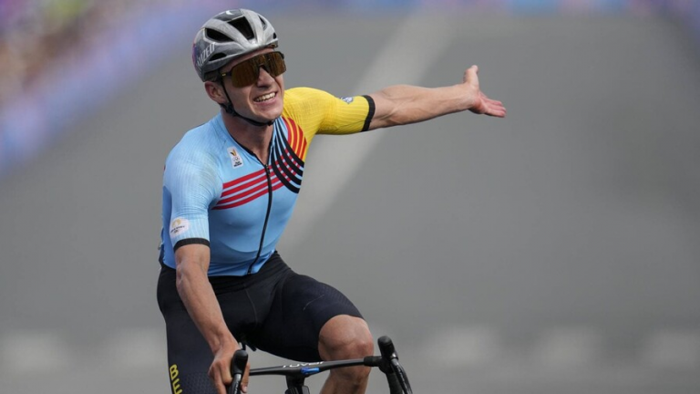 Tadej Pogacar ganó la vuelta Milán San Remo con su bicicleta dañada