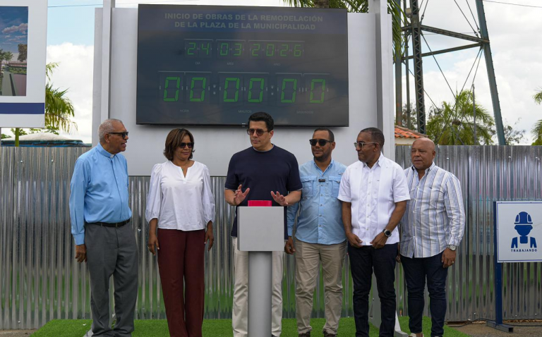 Collado inicia reconstrucción del parque central de Monte Plata y “le pone el reloj” al contratista