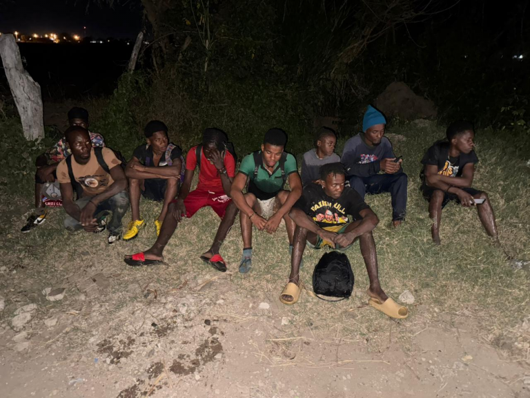 Interceptan a 11 haitianos indocumentados detectados con drones en Dajabón