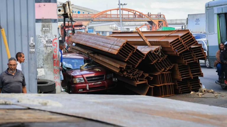 Los accidentes de camiones volcados en el kilómetro 9 de la autopista Duarte se repiten cada año