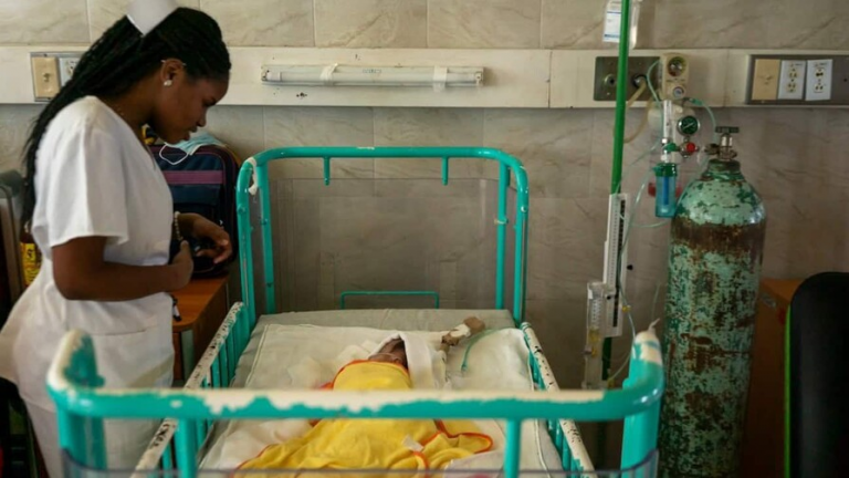 En Cuba golpeada por la crisis, médicos toman decisiones "dificilísimas" en cardiocentro infantil