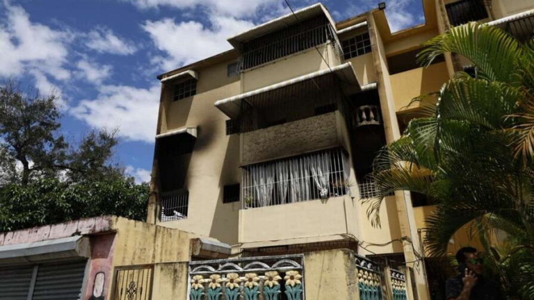 Aplazan otra vez coerción contra hombre acusado de matar su expareja y quemar vivienda en Maquiteria