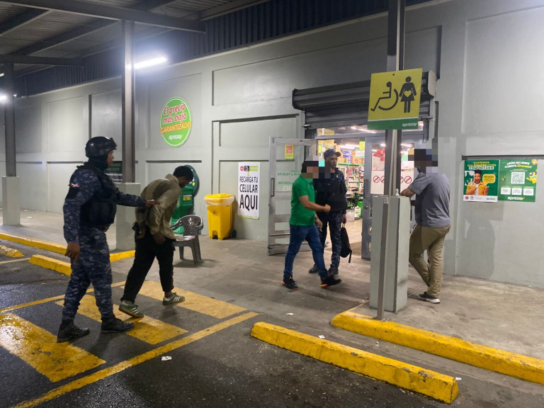 Policía frustra intento de robo en comercio y apresa hombre en flagrante delito en Villa Mella