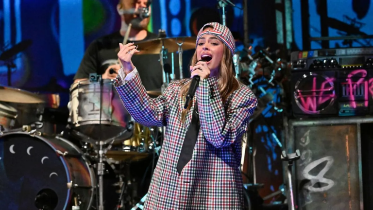 Tini juntó a Messi y a De Paul en su video de “Dos Amantes”