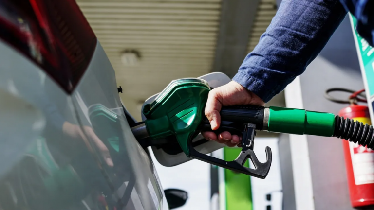 Gasolina cerca de $4 en EE.UU.: cuánto podrías ahorrar si suspenden este impuesto