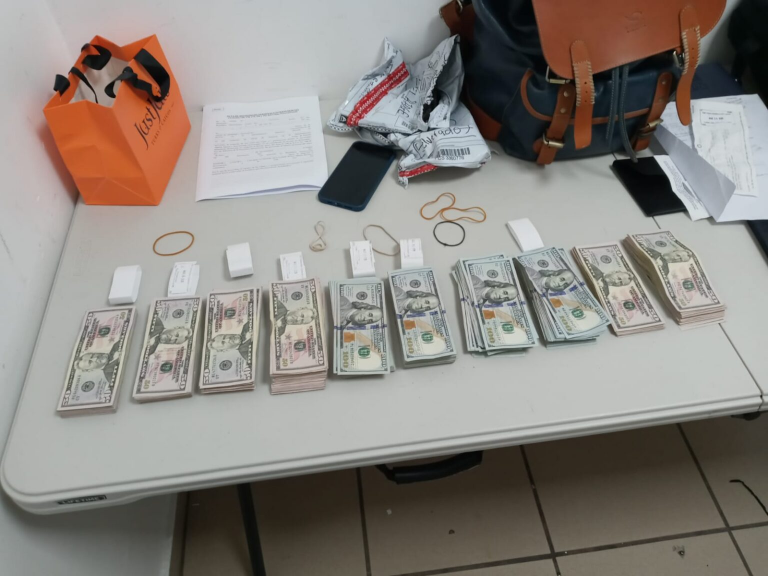 Aduanas detecta divisas no declaradas en aeropuertos, reteniendo más de US$400 mil en menos de una semana