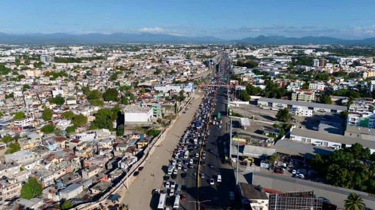 "Hoy fue más fuerte que todos los días": caos en el kilómetro 9 de la autopista Duarte tras retiro de puente peatonal