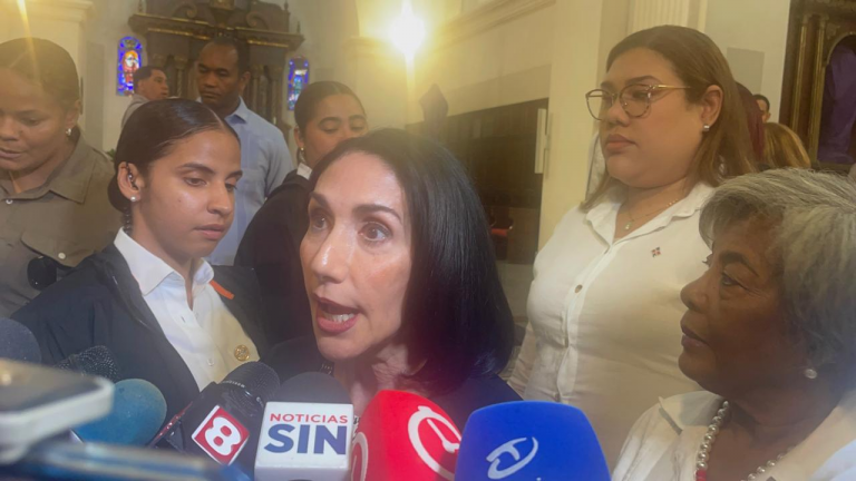 Primera dama lamenta muerte de joven tras presunta liposucción en Santiago y llama a revisar casos de cirugías estéticas