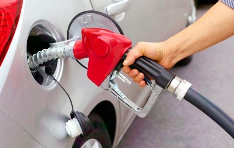 Gasolina en Estados Unidos supera los 4 dólares, precio más alto desde 2022
