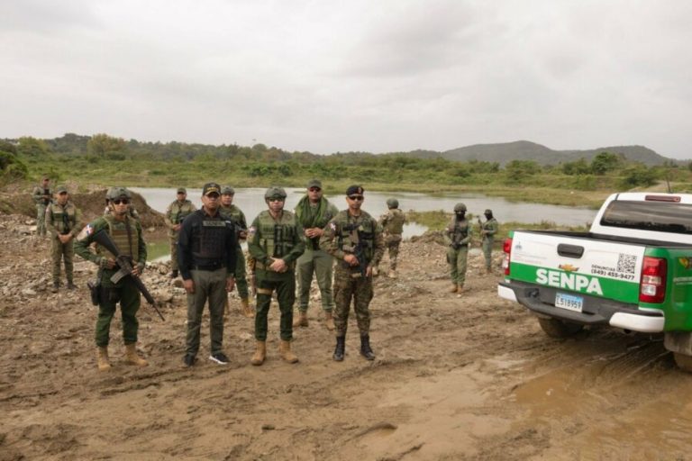 Medio Ambiente interviene el río Haina para detener la extracción ilegal de agregados