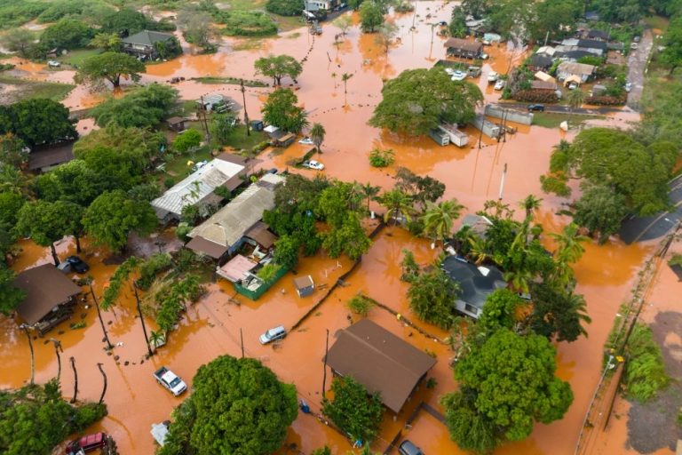 Inundaciones históricas en Hawái: miles evacuados y daños podrían superar los US$1,000 millones