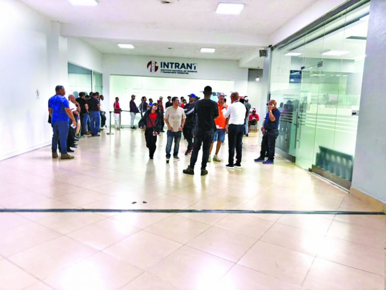 Proceso para obtener la nueva licencia provoca críticas de solicitantes en Santiago