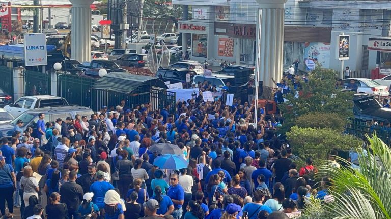 Cientos de maestros marchan en Santiago para exigir aumento salarial y mejores condiciones laborales