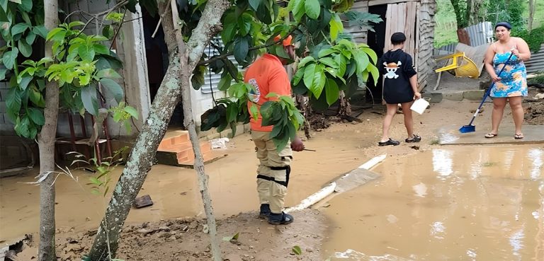 Desplome de tanque de acueducto en Nagua provoca daños en varias viviendas y preocupación en residentes
