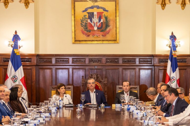 Gobierno aborda planificación económica ante conflictos en Medio Oriente; pasa balance a Meta RD 2036