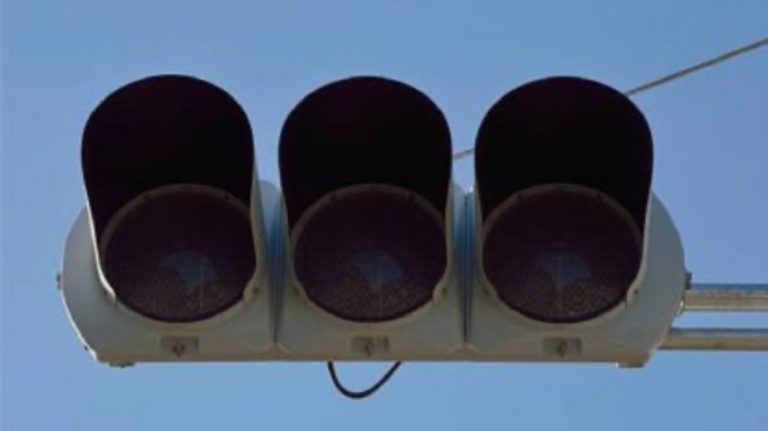 Semáforo apagado frente a La Sirena genera preocupación por riesgo de accidentes