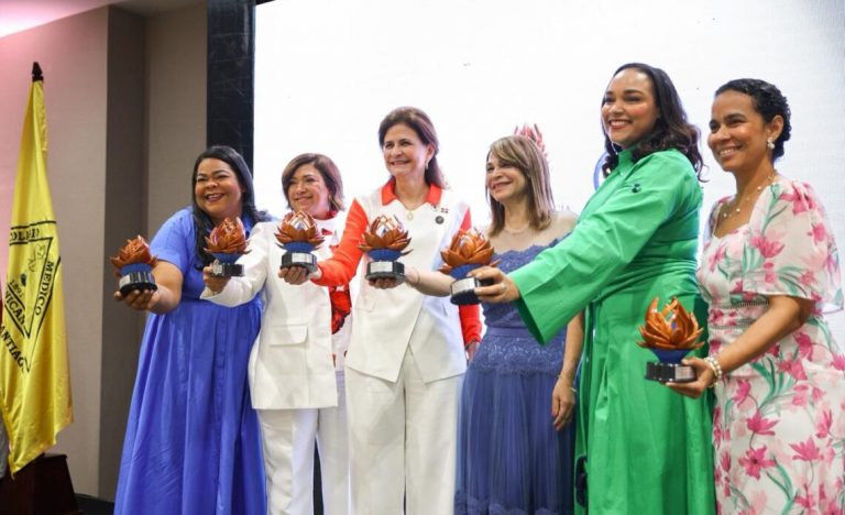 Raquel Peña y cinco doctoras son reconocidas con el Premio Armida García en Santiago