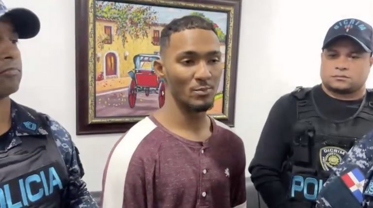 Video | Presunto implicado en atraco viral se entrega a la Policía en Santiago