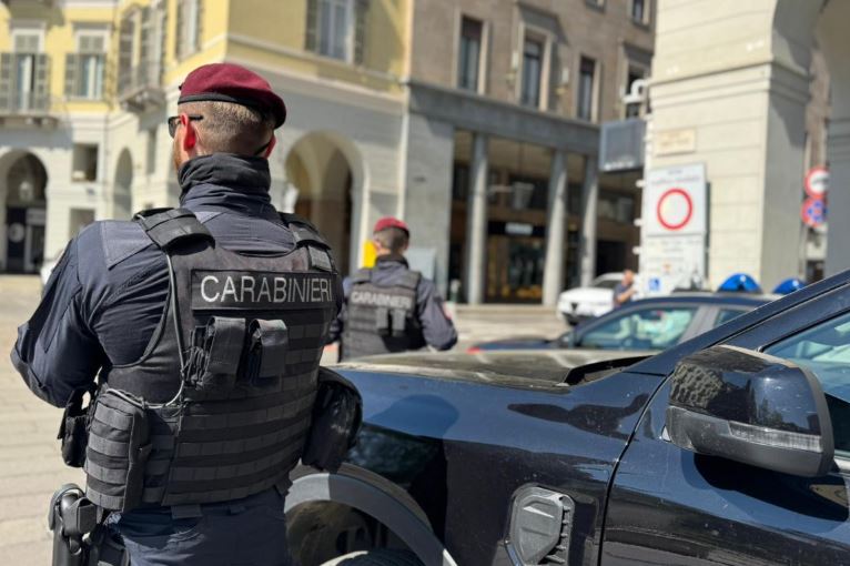 Asalto a banco en Nápoles culmina con 25 rehenes liberados y fuga de atracadores por túnel