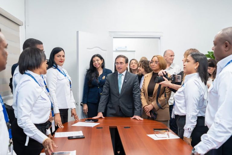 Canciller de España visita Relevic, servicio de defensa de víctimas, y reafirma cooperación con RD