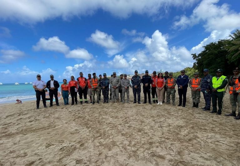 Autoridades rescatan a seis personas tras quedar atrapados en zona de arrecifes en Puerto Plata