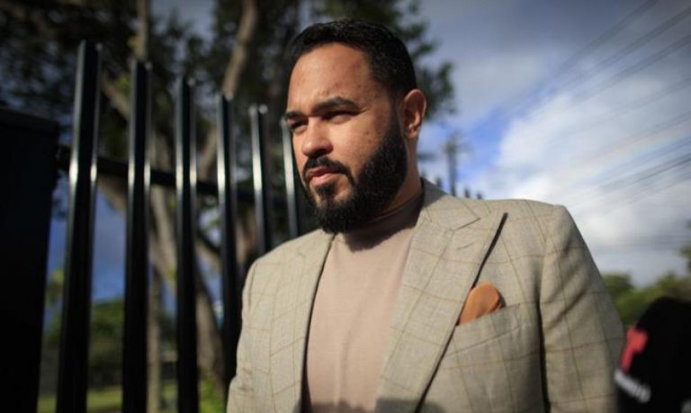 Demandan por US$1 millón a Raphy Pina: mujer alega que perdió un dedo en el yate del productor