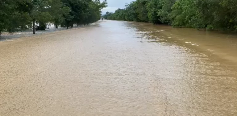 Activan búsqueda de persona desaparecida tras ser arrastrada por desbordamiento del río Yuna