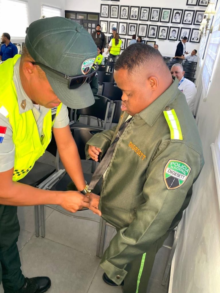 De juego a vocación: Pepe, el joven que hoy dirige el tránsito como un verdadero agente en Imbert