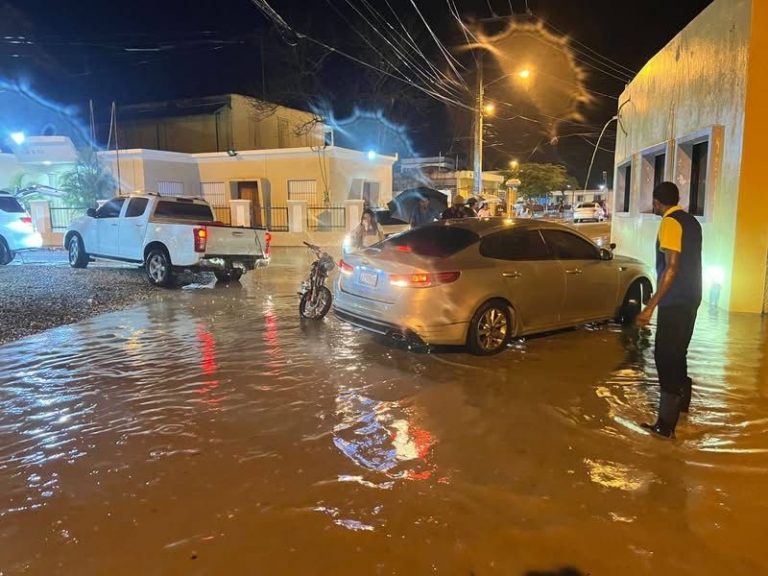 Vaguada provoca inundaciones urbanas en Imbert y Luperón