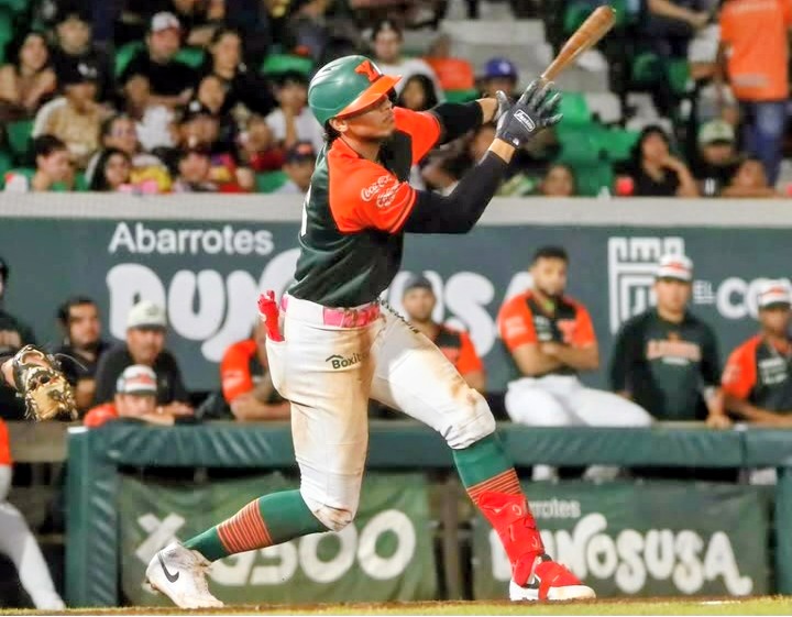 Puertoplateño Erik González debuta con jonrón en Liga Mexicana de Béisbol