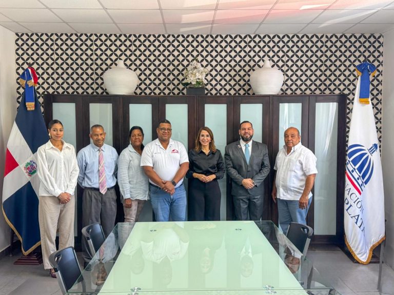 Gobernadora Claritza Rochtte recibe comisión del Colegio de Abogados en Puerto Plata