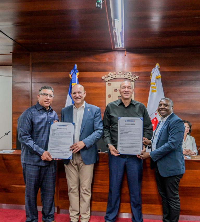 Ayuntamiento de Santiago declara a Julián Tavárez “Hijo Distinguido” y a Bartolo Colón “Hijo Adoptivo”