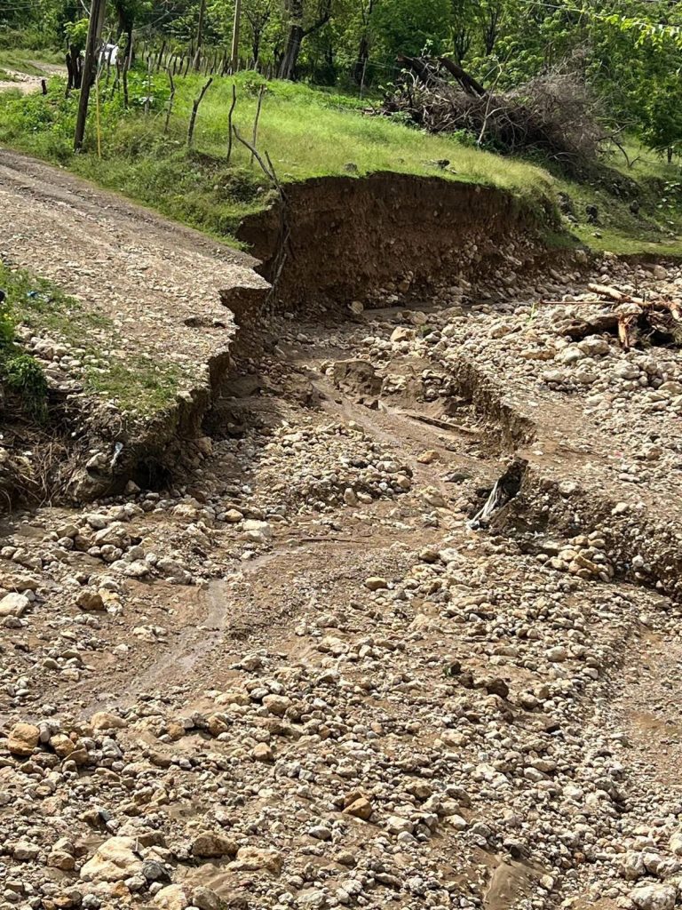Sin paso hacia Gualete y La Jaiba por lluvias y desbordes en la parte oeste de Puerto Plata