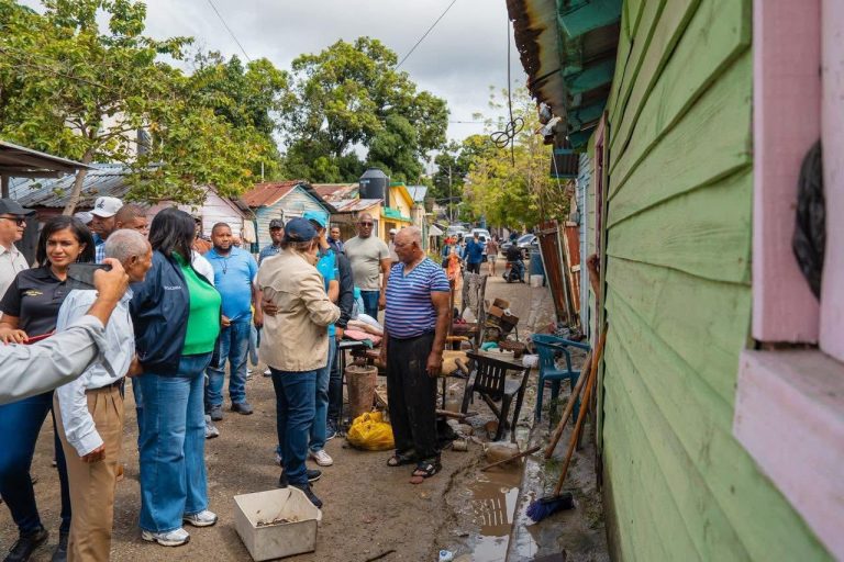 José Paliza recorre zonas afectadas por lluvias en Puerto Plata y promete asistencia a familias