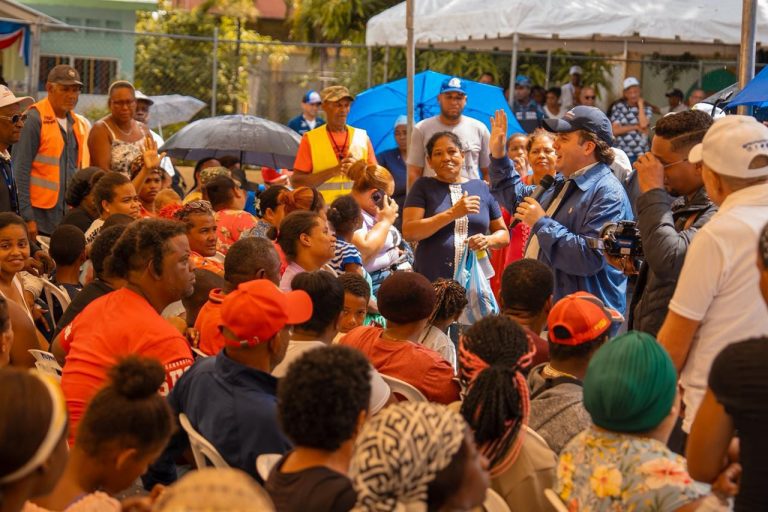 Paliza encabeza jornada social en Villa Montellano; garantiza auxilio a afectados y anuncia obras ante lluvias