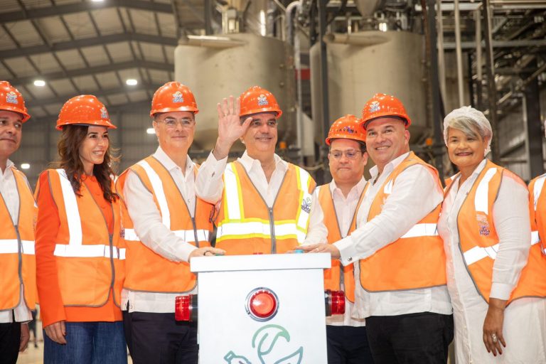Presidente Abinader inaugura Planta Renacer, primera del Caribe en producir resina PET reciclada para alimentos; generará 500 empleos directos y 5,000 indirectos