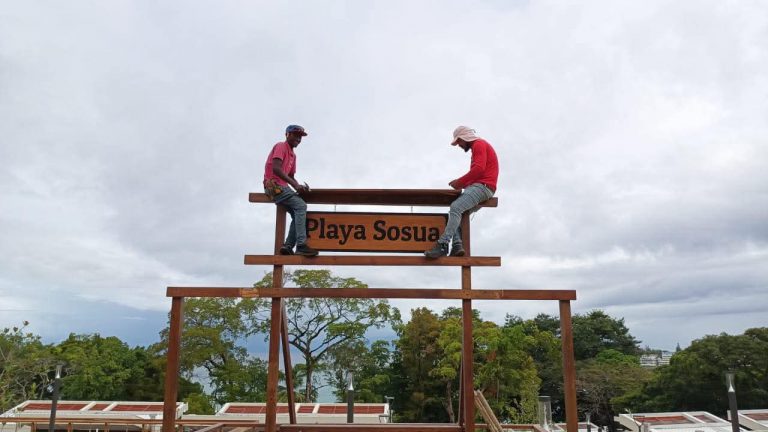 Ministerio de Turismo ordena retirar letrero en Sosúa tras rechazo comunitario
