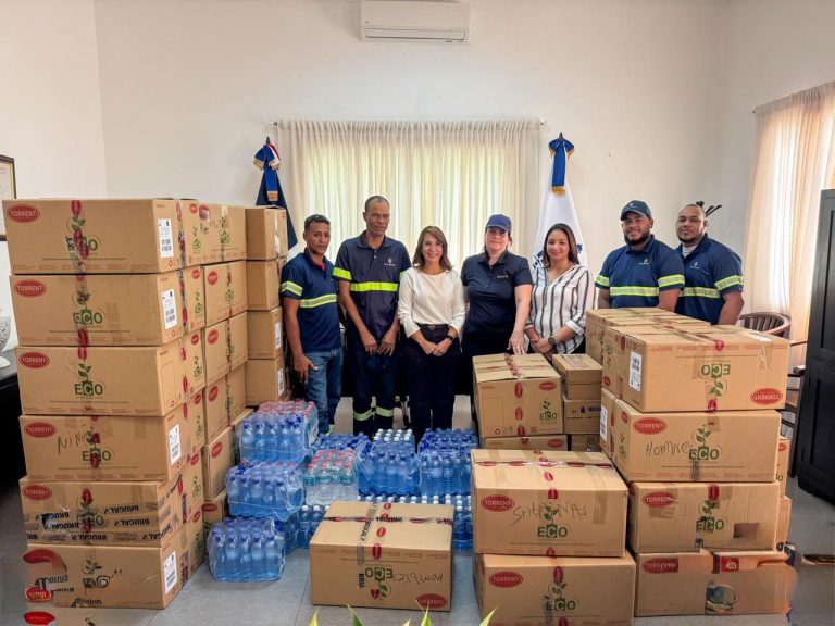 Gobernadora Claritza Rochtte recibe donación de Compañía Brugal para afectados por lluvias