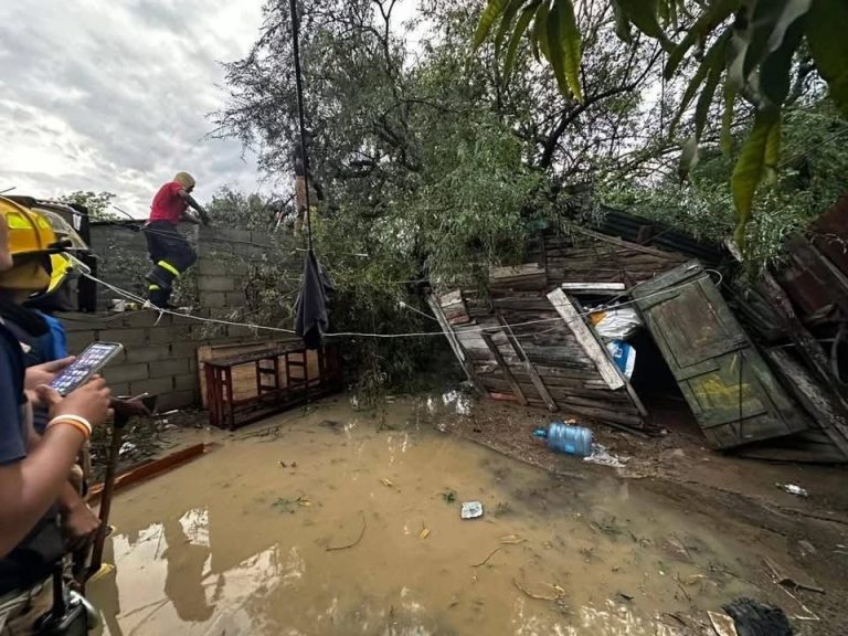 Tornado deja devastación en Laguna Salada y residentes claman ayuda