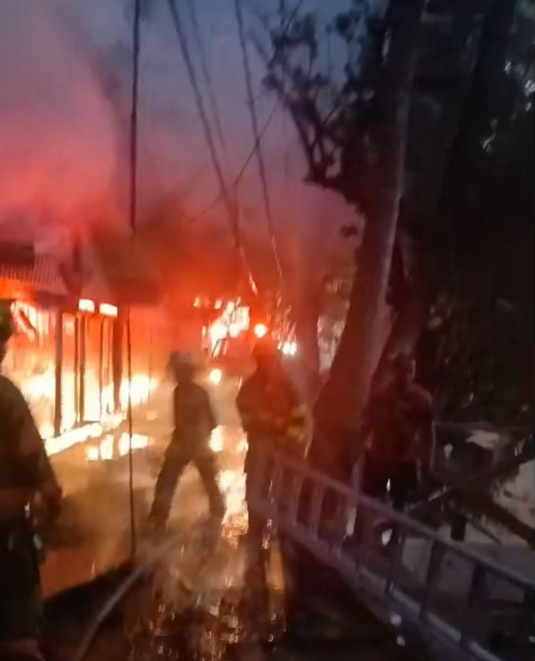 Incendio reduce a cenizas restaurante en playa Sosúa y afecta otro local cercano