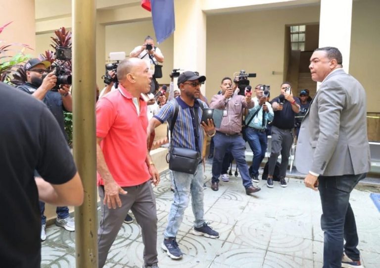 Comunicador abofetea a familiar de víctima en medio de tensión por caso Jet Set