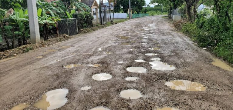 Deploran mal estado carretera Villa Isabela-El Estrecho; es tortuoso transitar por esa vía