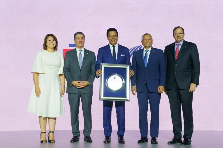 Bancos reconocen a David Collado por su impacto en el turismo y la inversión