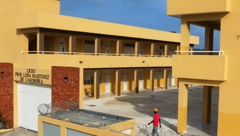 Policía detiene 5 menores intentaron entrar armados a liceo de Cabarete y agredieron portero