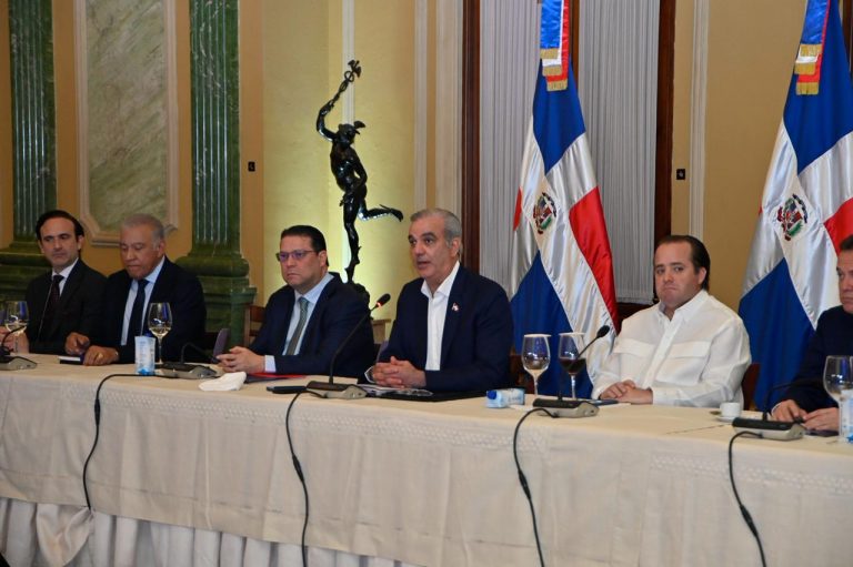 Gobierno y representantes comerciales ven innecesarias alzas en precios de alimentos; cualquier aumento será consensuado